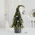 Petit sapin de Noël artificiel en PE vert décoré de boules argentées dans un pot - Style Créatif à Col Tordu (116XS145-3) / Grand (32CM) / Style Argent