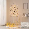 1,5m witte kunstkerstboom met verlichting, gouden ornamenten en verlichte cadeaus - Lange Witte Lichtboom Met Koffie Goud Ballen Set C