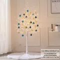1,5 m witte LED-verlichte berken kerstboom met blauw-gouden ballen en pluche rok - Lange Witte Lichtboom Met Blauw Goud Bal