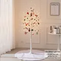 Elegante 1,8 m witte verlichte kerstboom met ornamenten en witte pluche kerstboomrok - Extra Lange Witte Lichtboom Met Busbeer