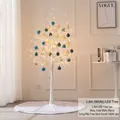 1,8 m witte kunstmatige berk lichtboom met 36 blauwe en gouden ballen en witte pluche rok - Extra Lange Witte Lichtboom Met Blauw Goud Bal