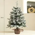 Sapin de Noël artificiel de 90 cm avec flocage de neige, pommes de pin et base en jute - 90cm / Sapin Floconné Socle Bois