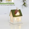 Casetta di Natale in ceramica bianca decorativa con tetto verde e calda luce LED interna - Casa di Neve in Ceramica (YZ-22520)