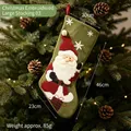 Grüner Weihnachtsstrumpf mit Weihnachtsmann-Stickerei und Größenangaben - Olivgrüner Weihnachtsmann (03)