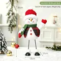 Poupée peluche bonhomme de neige de Noël avec chapeau rouge, écharpe verte et gilet à carreaux - Style Bonhomme de Neige (HX26517B)