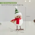 Oiseau en peluche mignon avec bonnet rayé vert et écharpe rouge pour Noël. - Style Chapeau Vert (C082-B)