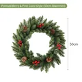 Weihnachtskranz mit roten Beeren und Zapfen, 50cm Durchmesser für die Türdekoration - Spitznadel Mit Roten Beeren & Zapfen / Durchmesser 50CM