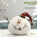 Zachte pluche kerstsneeuwpop ornament met rode geruite muts voor feestelijke decoratie - Puntmuts Ronde Sneeuwpop (Y16516) / 27x26cm