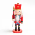 Vista dettagliata del soldato schiaccianoci in legno da 15 cm con lancia, decoro di Natale - 16cm / Stile Bandiera Rossa (SB58523)