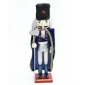 Dettaglio del soldato schiaccianoci in legno da 38cm con mantello blu e cappello nero. - 38cm / Blu