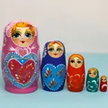 Handbemaltes 5-lagiges russisches Matroschka-Set aus Holz mit farbenfrohen Herzmotiven - 5-Schichten Rosa Herz-Stil
