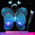 Leuchtende blaue Schmetterlingsflügel Set für Mädchen mit Stirnband und Zauberstab - Dreiteiliges Set (Inklusive Flügel + Stirnband + Zauberstab) / Doppelschichtig Mit Diamanten / Blau