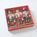 Set di tre figurine di soldati schiaccianoci in legno da 15 cm in una confezione regalo rossa. - 15cm / Colorato