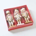 Set di tre classici soldati schiaccianoci di Natale in legno da 15 cm in scatola regalo rossa. - 15cm / Oro