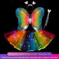 Leuchtende Regenbogen Schmetterlingsflügel mit LED-Tutu und Zauberstab für Mädchen - Vierteiliges Set (Inklusive Flügel + Rock + Stirnband + Zauberstab) / Regenbogenlicht Schmetterling + (Leuchtender Rock) / Regenbogen