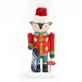 Dettaglio di una statuina schiaccianoci animale con snowboard e cartello della pista - Stile Piccola Volpe Sciando (SB58533) / 18cm / Piccola volpe
