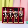 Juego de cuatro soldados cascanueces de madera de 13 cm en una caja de regalo roja clásica - Juego de 4 Piezas (13CM) / Negro y Oro