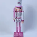 Schiaccianoci soldato artigianale rosa e bianco da 30 cm per un addobbo natalizio - Stile Soldato Spada Rosa / 30cm