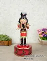 Détail d'une boîte à musique mécanique de 32 cm avec un casse-noisette batteur en bois - Soldat