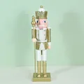Vista dettagliata di una statuina di soldato schiaccianoci dorato da 38 cm per le feste - Scettro / 38cm