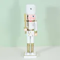 Dettaglio ravvicinato di un soldato schiaccianoci bianco e oro da 38 cm con spada - Con Spada / 38cm