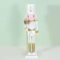 Vista dettagliata di una statuina di soldato schiaccianoci in legno bianco e oro da 38 cm - Ascia / 38cm