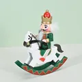 Mini soldato schiaccianoci in legno su cavallo a dondolo bianco con divisa verde - Verde