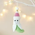Lindo adorno navideño de banana de peluche con gorro de punto rosa en una rama - Estilo Pelado (R-C112) / Verde