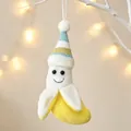 Lindo adorno navideño de plátano de peluche con gorro de punto azul y cordón para colgar - Estilo Pelado (R-C113) / Amarillo