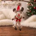 Detailansicht eines niedlichen Rentier-Weihnachtsschmucks aus Plüsch an einem Zweig - Rentier Hängedeko Westenstil
