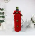 Detalle de la funda de punto rojo para botella de vino navideña con tres botones - Rojo