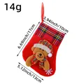 Kleine rode kerstsok cadeauzakje met pluchen beermotief en afmetingen weergegeven - Beer Stijl (M3-20)