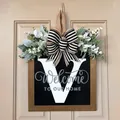 Targa fuoriporta personalizzata in legno con lettera V e scritta Welcome home - 30*30cm / Lettera V