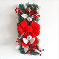 Feestelijke kerstdecoratie met grote rode fluwelen strik, zilveren bladeren en rode bessen. - Dubbele Bal Trap Guirlande / Rood (Dubbele Bal Trap Hanger)