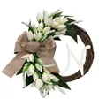 Gedetailleerde weergave van witte tulpenkrans met jute strik en houten letter N decor - Letter N