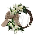 Bloemenkrans voor de deur met witte tulpen, jute strik en wit letter U detail - Letter U