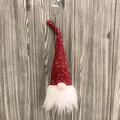 Detalle de un gnomo navideño festivo con lentejuelas rojas y larga barba blanca - Rojo
