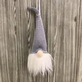 Vista detallada de un gnomo navideño de punto gris con barba blanca de piel sintética - Gris