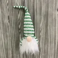 Handgefertigter Weihnachtswichtel-Anhänger mit grün-weiß gestreifter Paillettenmütze - Grüne Streifen Stil (G2-26) / Grün Gestreift