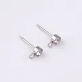 Primer plano de pasadores de oreja de acero plateado con cristal y bucle colgante - 4mm (1 Par) / Color acero
