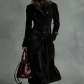 Eleganter schwarzer doppelreihiger langer Trenchcoat aus Wildleder für Damen mit Revers - XS / Oberteile / Schwarz
