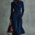 Eleganter langer zweireihiger Trenchcoat aus marineblauem Wildleder im Vintage-Stil - Blau