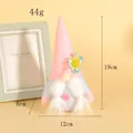 Schattige roze pluche kabouterpop met bloemdetail en afmetingsmarkeringen - Roze Hoed Vrouwelijk Model (C2-21) / 1 Stuk