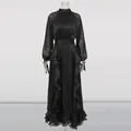 Élégante robe longue noire vintage à volants et col montant sur un mannequin blanc - S / Robes / Noir