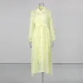 Vue détaillée de la robe longue en mousseline brodée jaune de style romantique français - S / Robes / Jaune