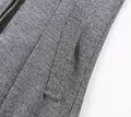 Primo piano del tessuto grigio di un cappotto di lana con tasca e dettaglio zip nera - Taglia S / Top / Grigio Scuro (Tessuto)