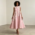 Robe longue évasée rose élégante avec appliqués floraux 3D et col montant. - Rose
