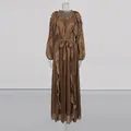 Robe longue plissée marron chatoyante avec col en V à volants et ceinture sur mannequin - M / Robes / Café