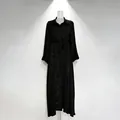 Robe chemise longue élégante noire brodée de fleurs à manches longues avec ceinture - S / Robes / Noir