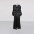 Détail d'une robe longue noire de style français en tissu mercerisé avec volants - M / Robes / Noir